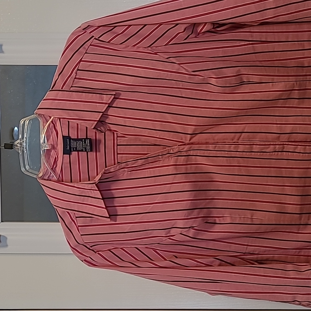 Blouse. XL. 3/4  length sleeve. Hidden buttons. Tapered.
